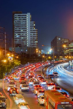 Bangkok, Tayland - 19 Kasım 2020: Birçok araba, otobüs ve motosiklet Klong Toei Kavşağı 'nda trafiğe neden oldu.