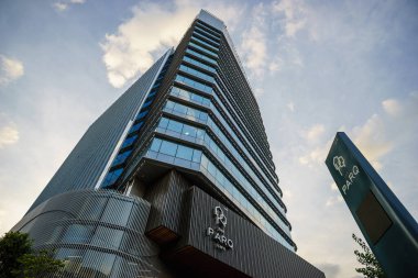 Bangkok, Tayland - 24 Kasım 2020: The PARQ, şehir merkezinde çok amaçlı bir bina.
