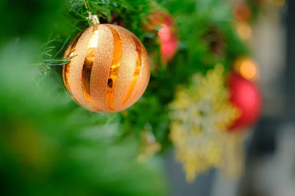 枝の上のカラフルなクリスマスボールモミや緑の背景 ソフト — ストック写真