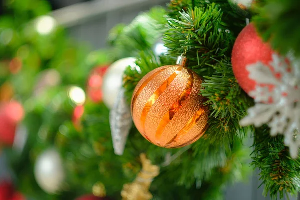 Colorata Palla Natale Sui Rami Abete Sfondo Verde Morbido — Foto Stock