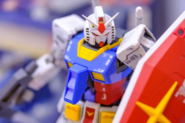 Bangkok, Tayland - 1 Ekim 2020 Gunpla çoklu evren etkinliği Bandai ruh hobi sergisi 2020 'de Siam Paragon mağazasında Gundam RX-78 figürü
