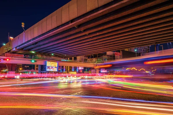 バンコク 2020年12月3日 ラチャダ道路の交通の美しい夜の時間画像移動車のライトの長い色の歩道 バンコクタイ — ストック写真