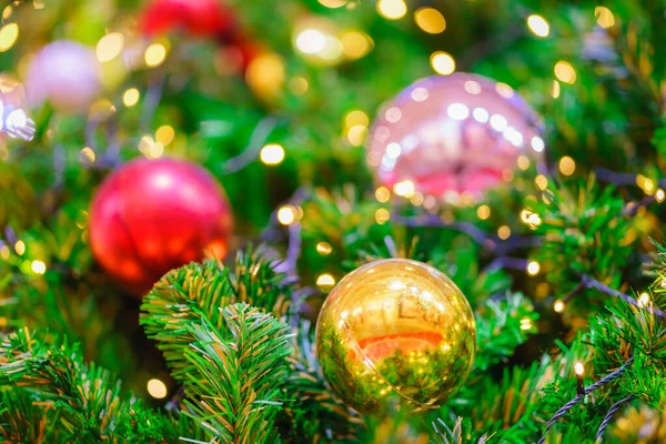 枝の上のカラフルなクリスマスボールモミや緑の背景 ソフト — ストック写真