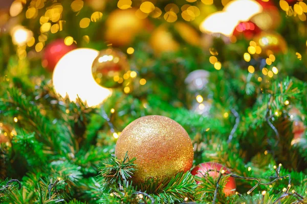 Colorata Palla Natale Sui Rami Abete Sfondo Verde Morbido — Foto Stock