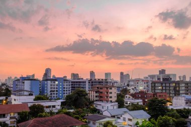 Şehirde günbatımıyla akşam