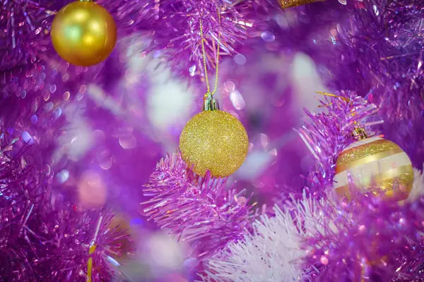 Bolas Ouro Brinquedo Outro Suspenso Fundo Violeta Decoração Natal Foco — Fotografia de Stock