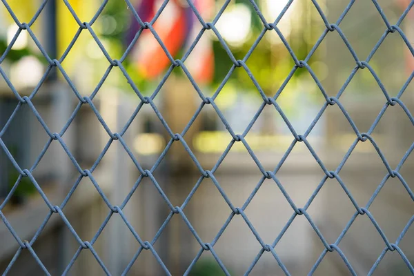 Kedjelänk Staket Suddig Bakgrund — Stockfoto