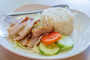 Pirinç ile kavrulmuş domuz eti