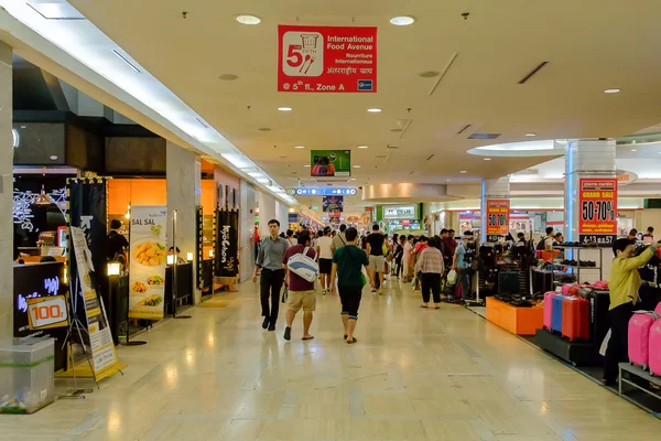 Shoppers visits MBK Center — Stock Photo, Image