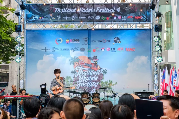 Tayland Ukulele Festivak saat 4'te Orta Dünya