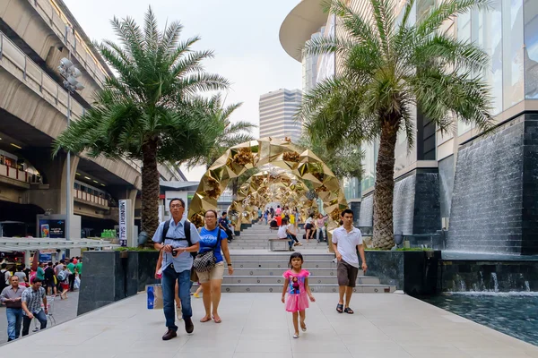 Voorkant van Siam Paragon, winkelcentrum met decoratie van Kerstmis — Stockfoto