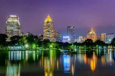 Gece cityscape, ofis binaları ve daireler