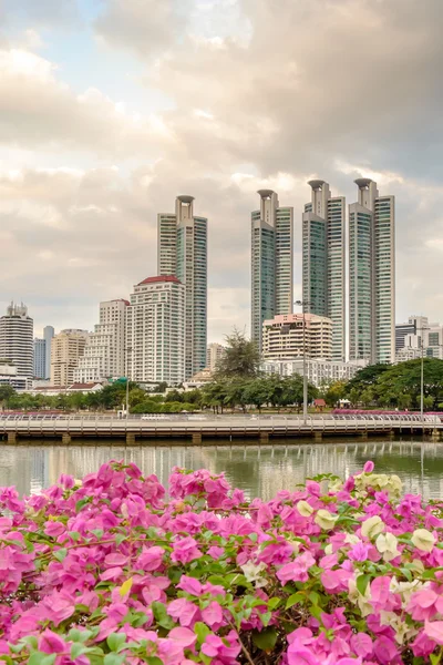 Edifício moderno e paisagem urbana ao entardecer — Fotografia de Stock