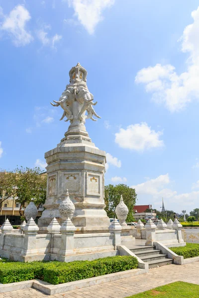 Four face white elephant statue on the Ratchadamnoen-klang road — Stock Photo, Image