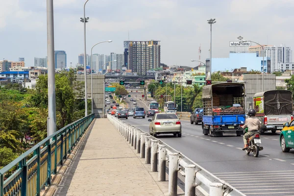 Verkeer op Somdet Phra Pinklao brug — Stockfoto