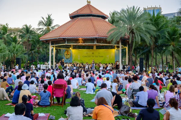 Concerto no parque pela Orquestra Sinfônica de Bangkok a par de Lumpini — Fotografia de Stock
