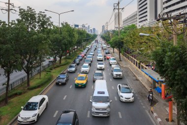 Trafik yavaş işlek bir yol hareket