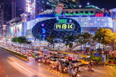 MBK'ın alışveriş merkezi gece