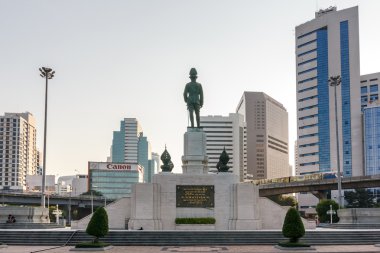 Siam Vajiravudh Kral heykeli arkası