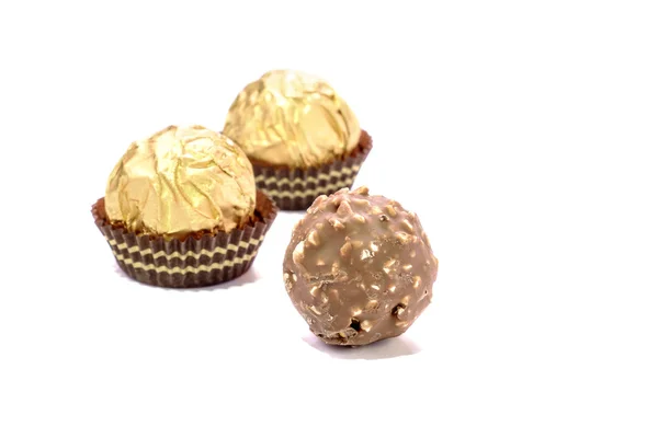 Bolas de chocolate sobre fondo blanco — Foto de Stock