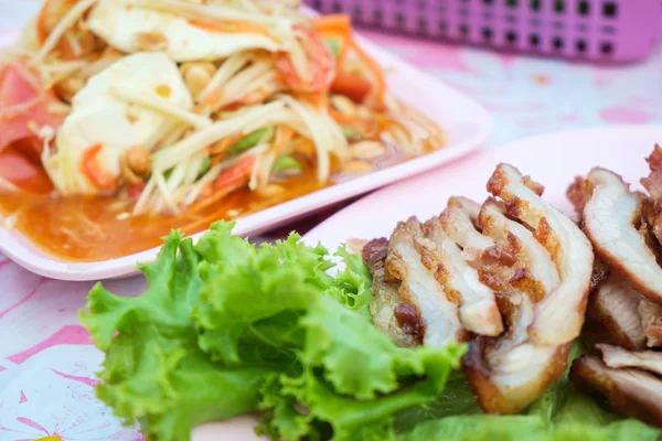 Tajskie jedzenie, karkówka z grilla i sałatka z papai — Zdjęcie stockowe