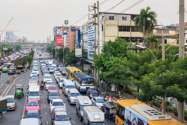 Verkeer beweegt langzaam langs een drukke weg — Stockfoto