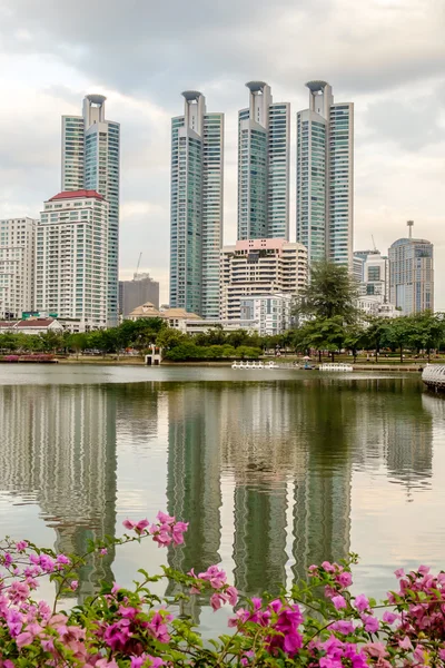 现代建筑和城市景观的黄昏 — 图库照片