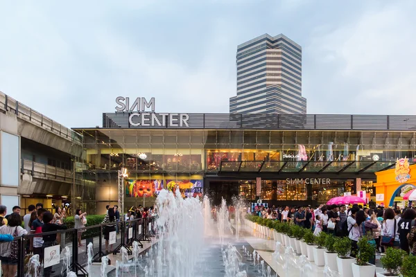People walk to the Siam Centre — Stock Photo, Image
