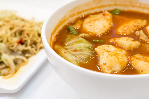 Balık ve ekşi çorba demirhindi yapılan yapıştırın