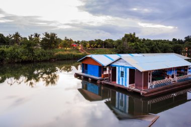 Barınak Sal ile Kwai Nehri