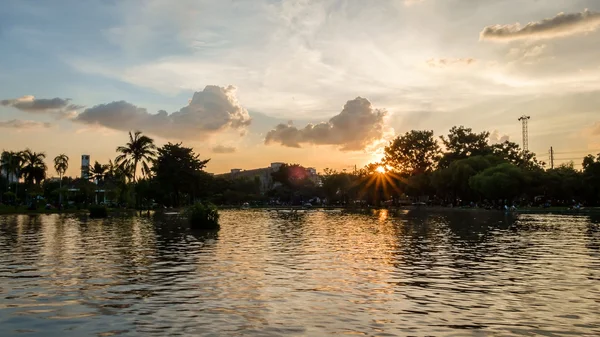 Tramonto sul lago nel parco Jutujak — Foto Stock