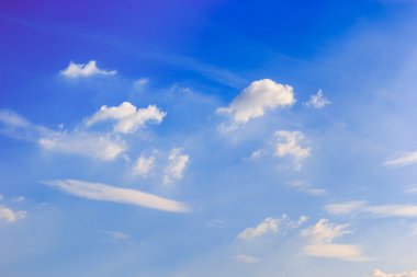 Bulutlu mavi gökyüzü