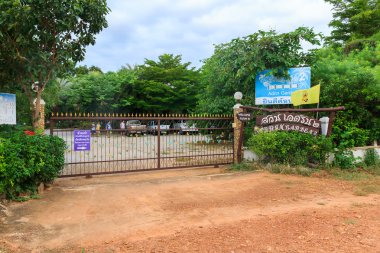 Kanchanaburi Tayland - 7 Aralık 2015: Adrin bahçe Kanchanaburi Hıristiyan grup için kamp.