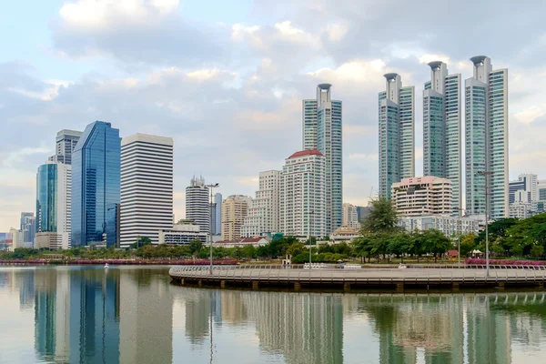 Edifício moderno e paisagem urbana ao entardecer — Fotografia de Stock