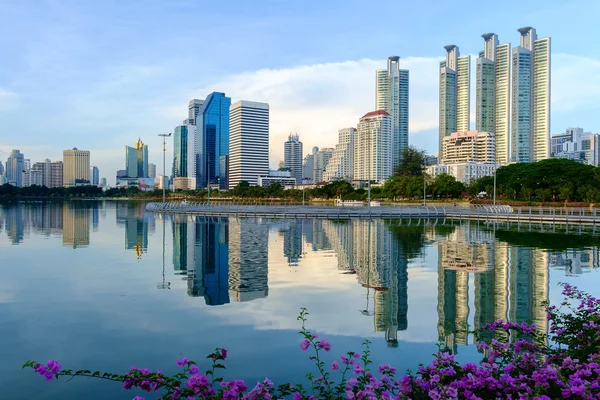 Cityscape Edifícios Escritórios Apartamentos Tailândia Entardecer Vista Parque Público — Fotografia de Stock