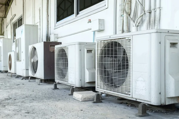 Airconditioner Compressor Geïnstalleerd Oud Gebouw — Stockfoto