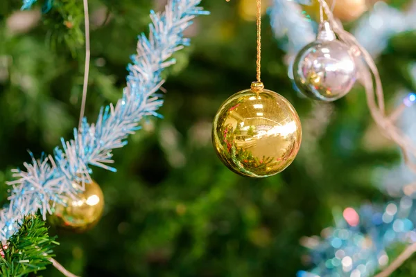 Noel Süslenen Üzerinde Bulanık Ağacı — Stok fotoğraf