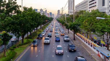 Trafik yavaş yavaş Bangkok işlek bir yol boyunca taşır.