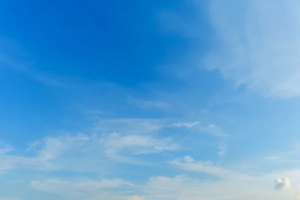Bulutlu mavi gökyüzü