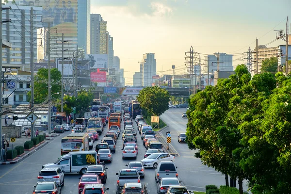 Traffic moves slowly along a busy road in Bangkok — Stockfoto