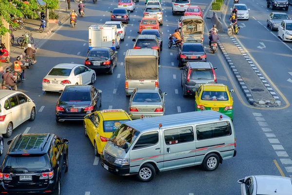 Traffic moves slowly along a busy road in Bangkok — ストック写真