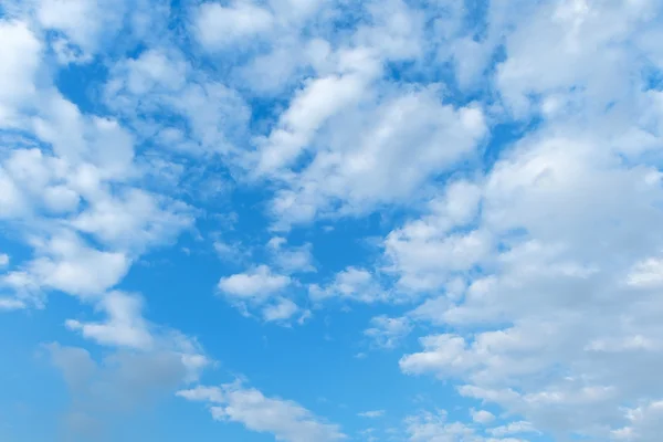 Bulutlu mavi gökyüzü