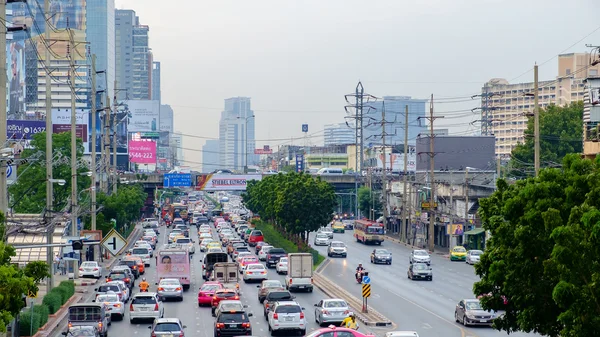 Traffic moves slowly along a busy road in Bangkok — Stockfoto