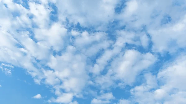 Céu azul com nuvem — Fotografia de Stock