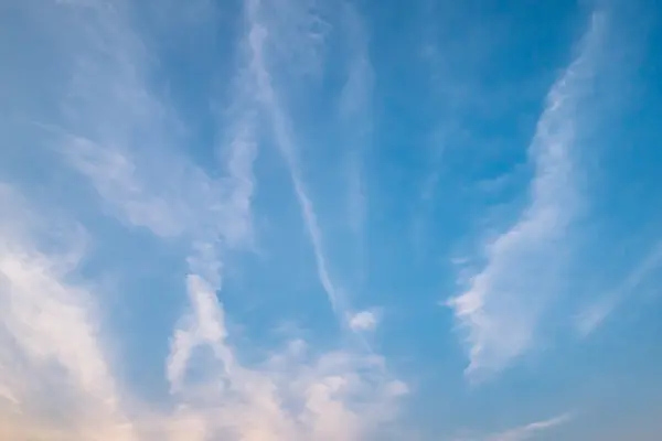 Blauer Himmel mit Wolken — Stockfoto