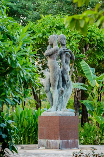 Duas mulheres nuas estátua em Lumpini Public Park — Fotografia de Stock