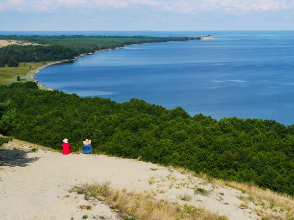 iki arkadaş panoramik deniz manzarasına düşünmek