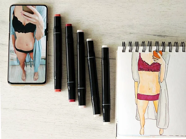 İç çamaşırlı bir kadının resmini çizmenin sonucu.