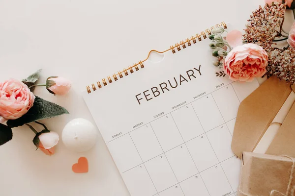 Página Del Calendario Del Mes Febrero Con Regalos Del Día —  Fotos de Stock