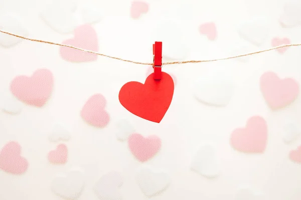 발렌타인데 배경에는 분홍색 빨간색 하트가 페어리와 봉투를 배경으로 배치되어 있었다 — 스톡 사진